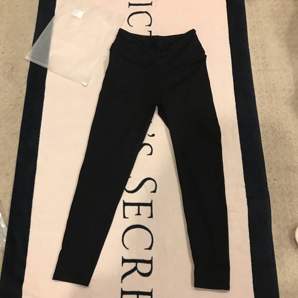 1x Peachy Scrunch Butt Leggings ESSENTIAL BLACK - Picture 5 of 9